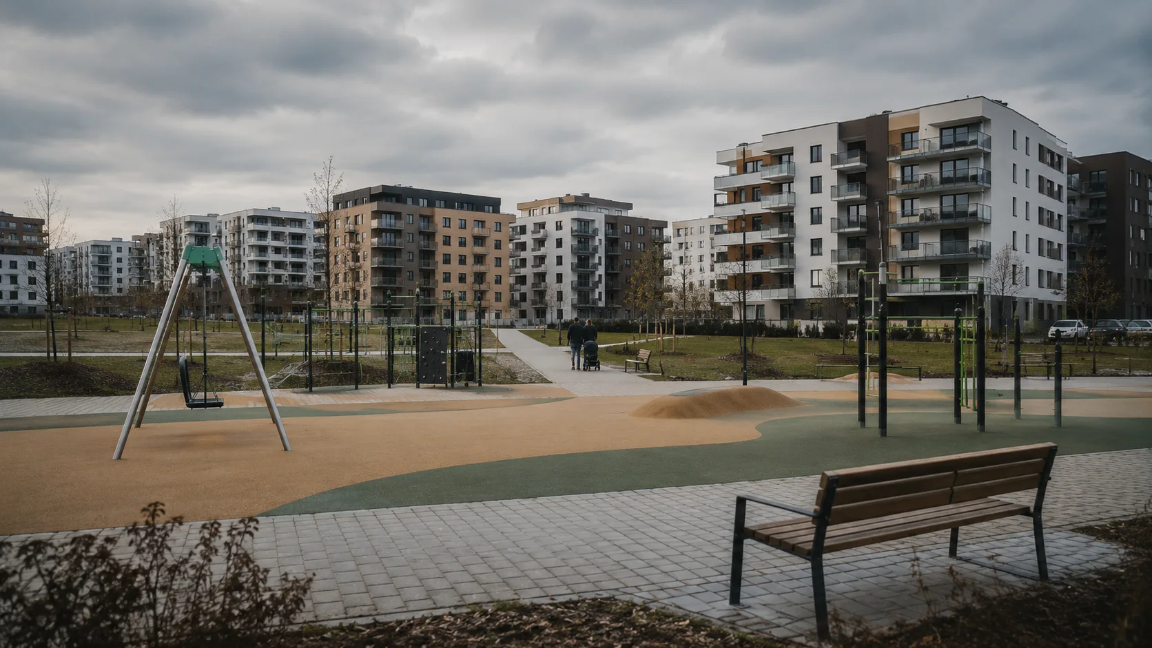 Pr&aacute;zdn&eacute; dětsk&eacute; hři&scaron;tě symbolizuj&iacute;c&iacute; klesaj&iacute;c&iacute; porodnost v Česku